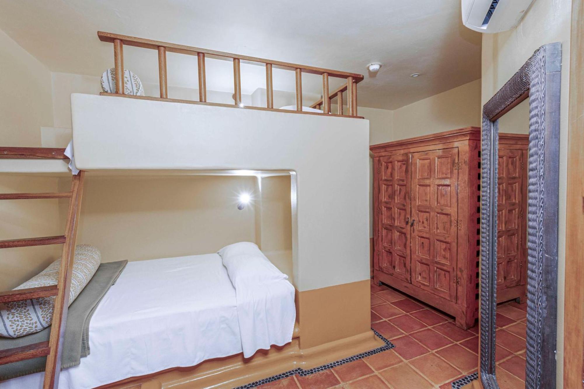 Hilton Grand Vacations Club Zihuatanejo Hotell Exteriör bild